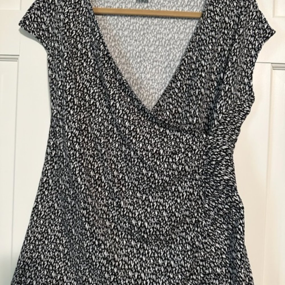 Ann Taylor Size XL Cap Sleeve Wrap V Neck Black and White Never Worn